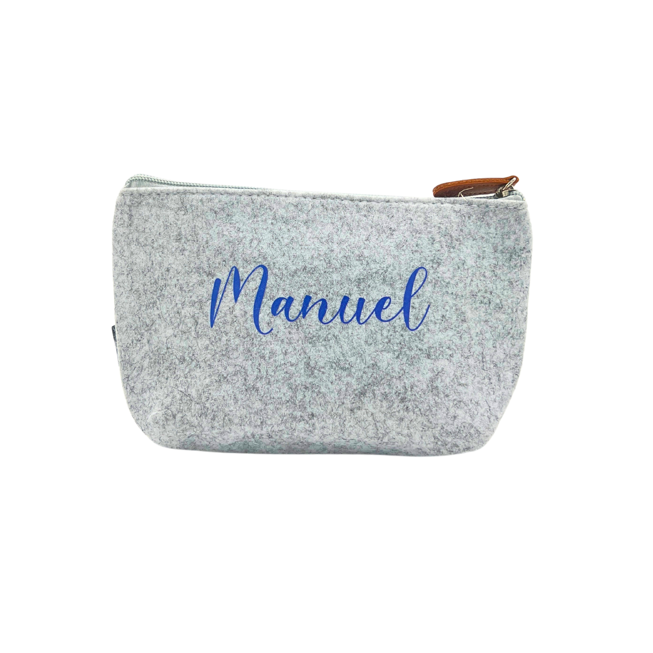 Imagen de neceser de fieltro y PET reciclado Unisex personalizado con el nombre de Manuel